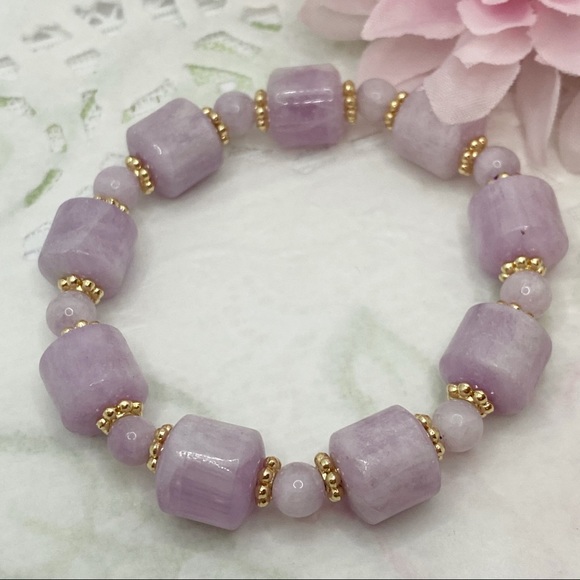 Nature Purple Spodum Quartz Bracelet - Picture 2 of 9